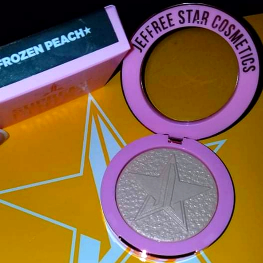 Jeffree Star Supreme Frost in Frozen Peach
